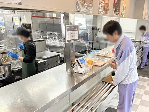 PDC-310に社員証などICカードをかざして食堂を利用する様子2