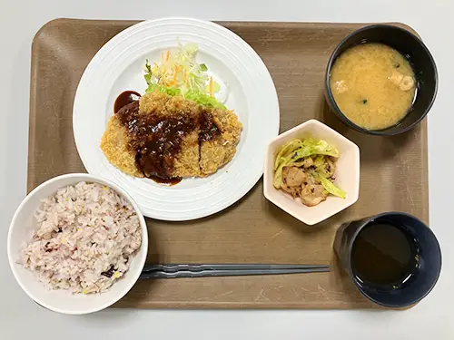 ナガセケムテックス様の社員食堂で提供されている定食メニュー