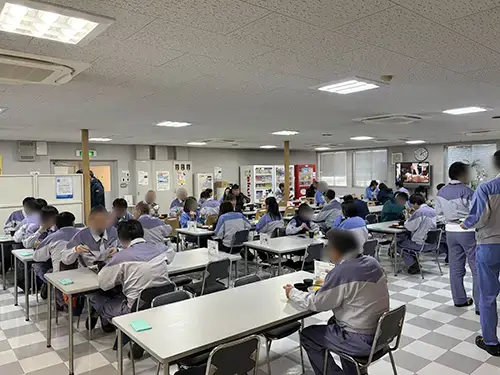 壁掛け設置も可能なPDC-310を活用した社食システム。