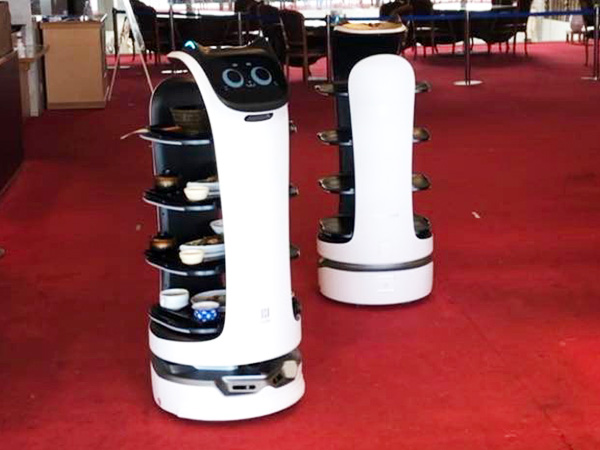 AI配膳ロボットBellaBot