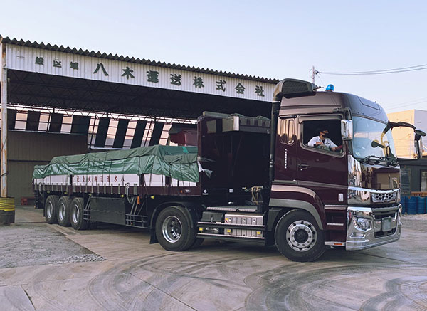 八木運送株式会社様のトラック