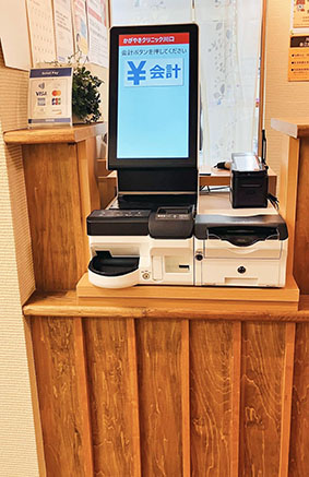 デスクトップ型のセミセルフ自動精算機システム　導入イメージ：かがやきクリニック川口様