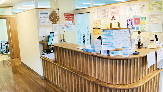 デスクトップ型のセミセルフ自動精算機システム　導入イメージ：かがやきクリニック川口様