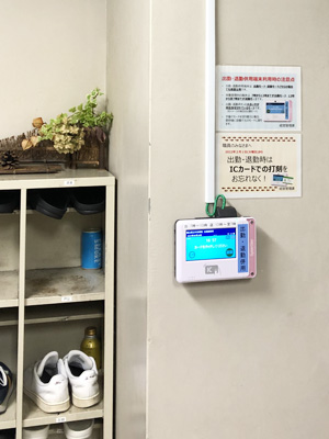 PDC-310を主だった通路に設置することで正確な打刻時間を記録する例2：富山県立中央病院様