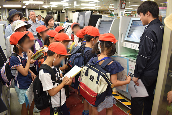 地元小学生の工場見学の様子1