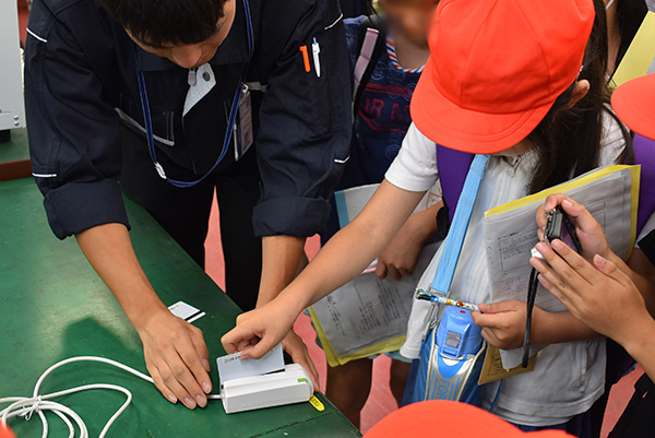 地元小学生の工場見学の様子2