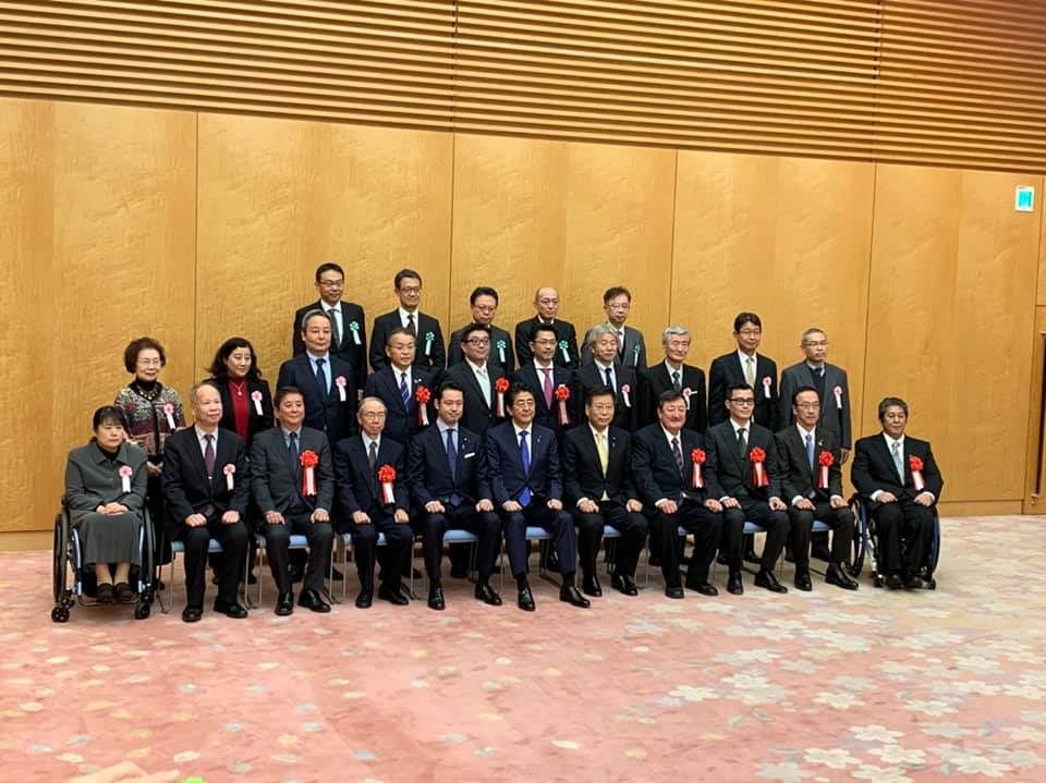 内閣総理大臣を中心に記念撮影する受賞者たち画像