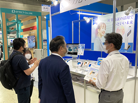  IC社員証を活用するPDC-310を紹介している様子