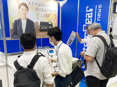 受付業務の無人化を推進し人手不足解消に役立つカウンターKIOSKに注目が集まる