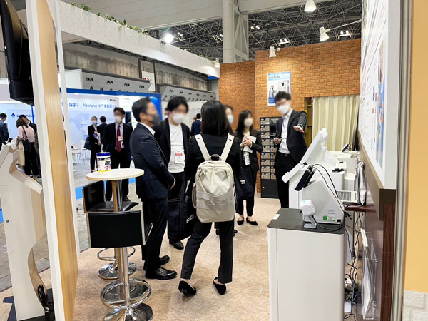 ストアサーバーからも一括管理が可能な大容量紙幣釣銭機をご紹介している様子