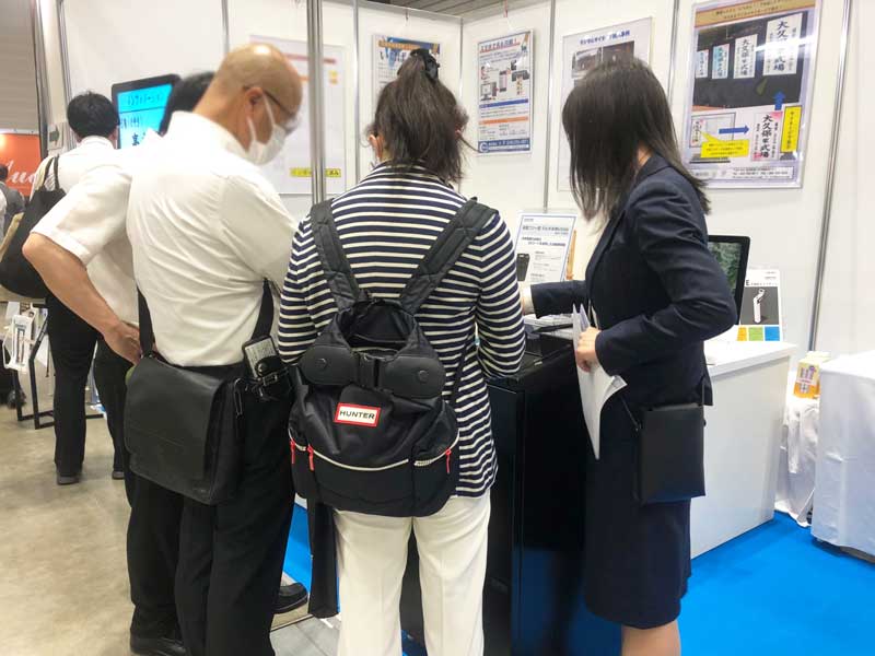 供物や供花の精算業務省力化として注目されている自動精算機を紹介している様子