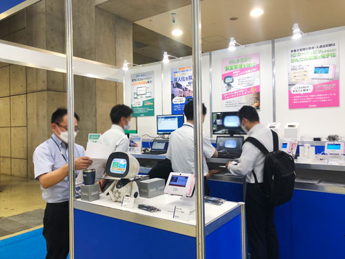 デジタコや点呼ロボットで勤怠データを収集できるシステムをご提案している様子