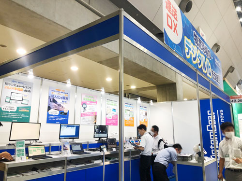 業務効率化や経営分析が可能な運送業システムを説明している様子