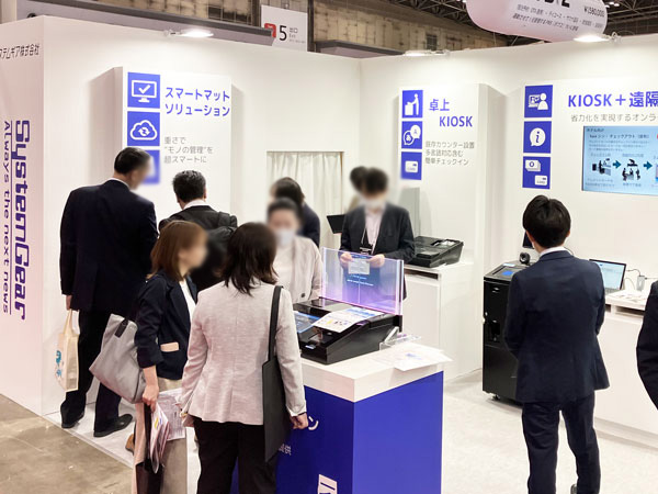 来場者の目を引くKIOSK端末と一体型になった透明ディスプレイ