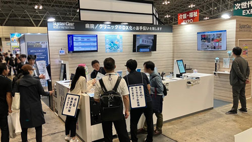 病院・クリニックで業務効率化促進を行う再来受付機をご紹介する様子