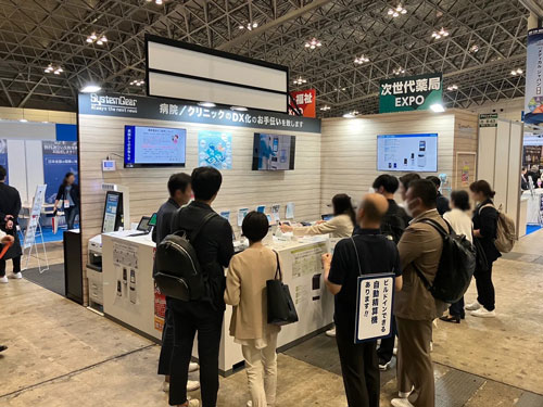 病院・クリニックでクレジットカード手数料を抑える決済代行サービスをご提案する様子