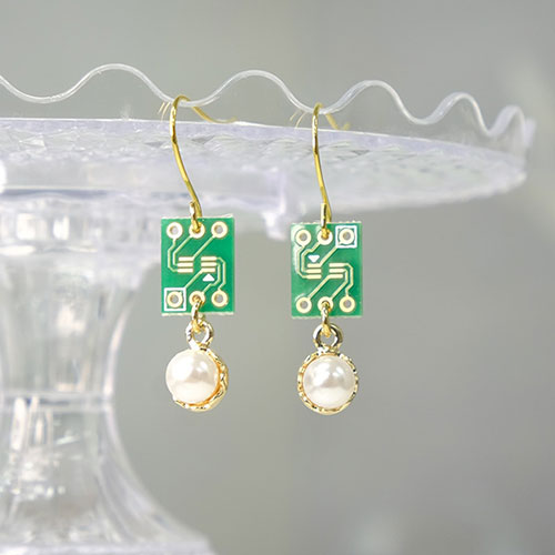 基板を使ったアップサイクルアクセサリー ピアス