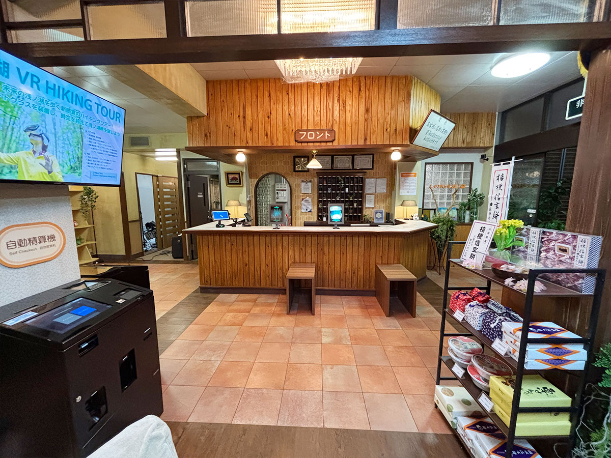 ホテルのフロントシーンの撮影セット内で使用されたマルチ決済KIOSKとタブレット精算機