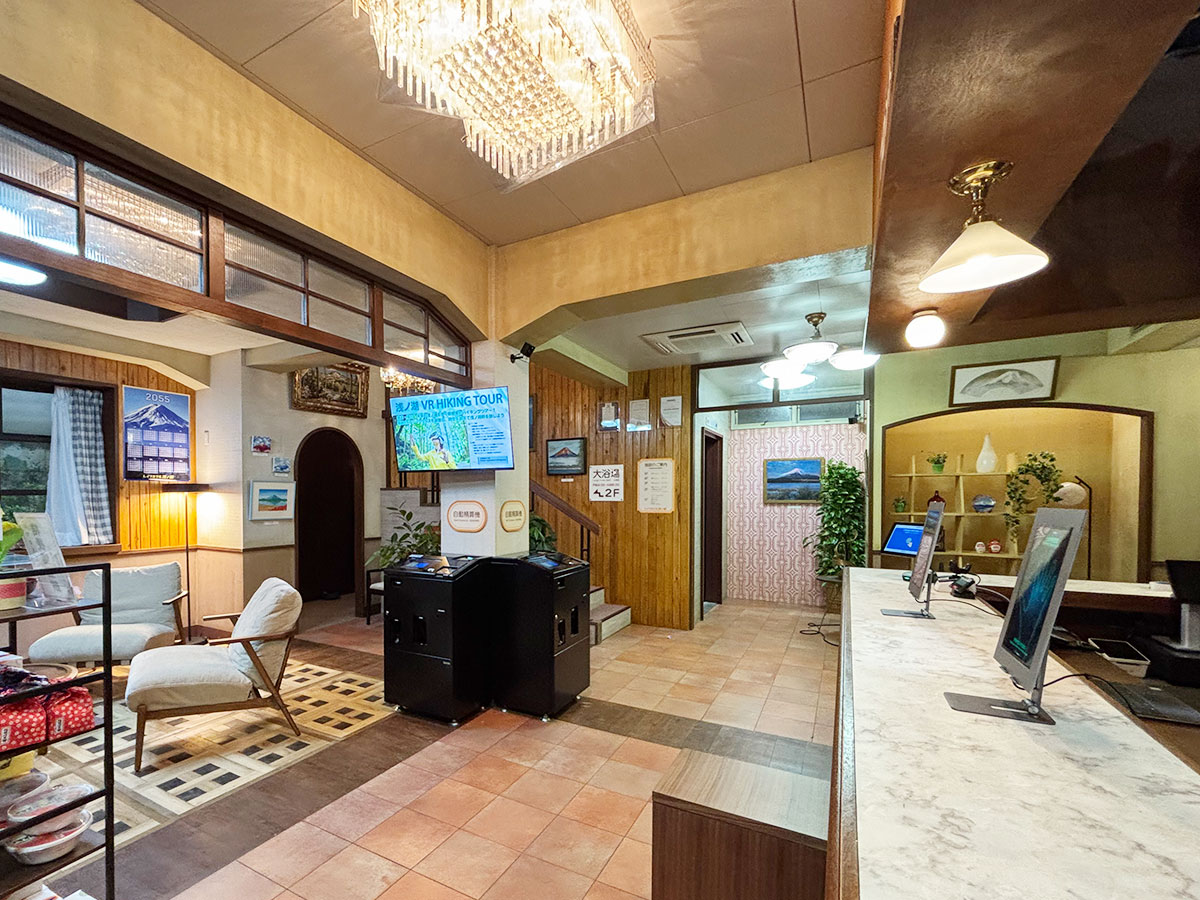 システムギア製 マルチ決済KIOSKとタブレット精算機が使用されたドラマ撮影セット内の様子