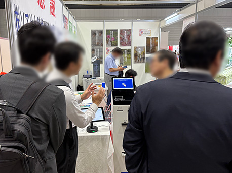 葬儀場向け展示会「フューネラルビジネスフェア」にてタブレット精算機の展示