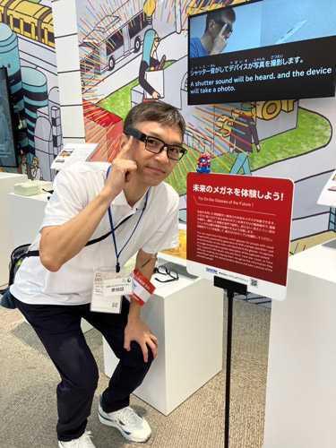 大阪・関西万博の大阪ヘルスケアパビリオン「リボーンチャレンジ」に出展している未来のメガネを装着した画像