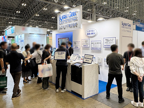 メディカルジャパン展示会場で自動精算機のご紹介する様子