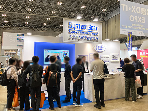 メディカルジャパン展示会場で業務効率化促進についての動画をご紹介する様子