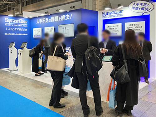 リテールテックJAPANで最新型の自動精算機をご紹介する様子