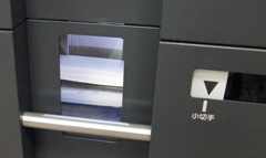 LED照明採用でスタッカ内部も見やすい:ADC-7000