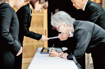 QRコードを活用し互助会の会員管理が行えます。葬式に参列する際、斎場での芳名長の記帳を不要にし、データの活用も簡単に行えます