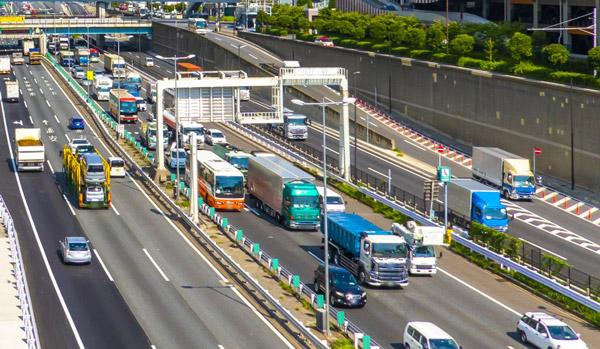 大型トラックと渋滞する幹線道路画像