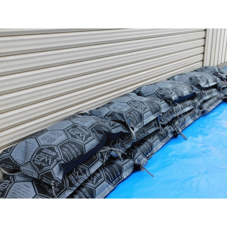 大雨や洪水による家屋の浸水対策に役立つ水で膨らむ水のう