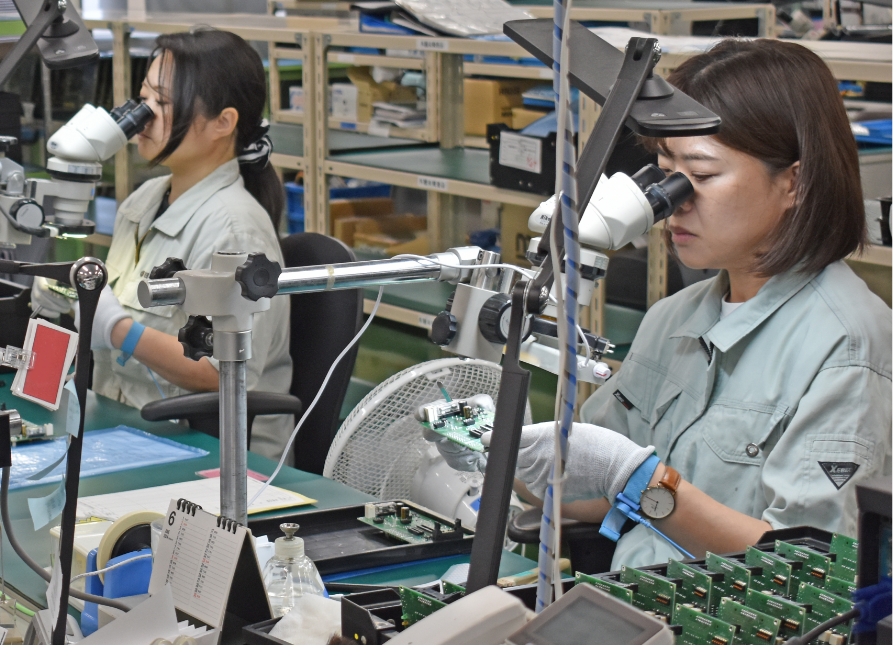 高品質な電子基板を製造する検査工程の様子